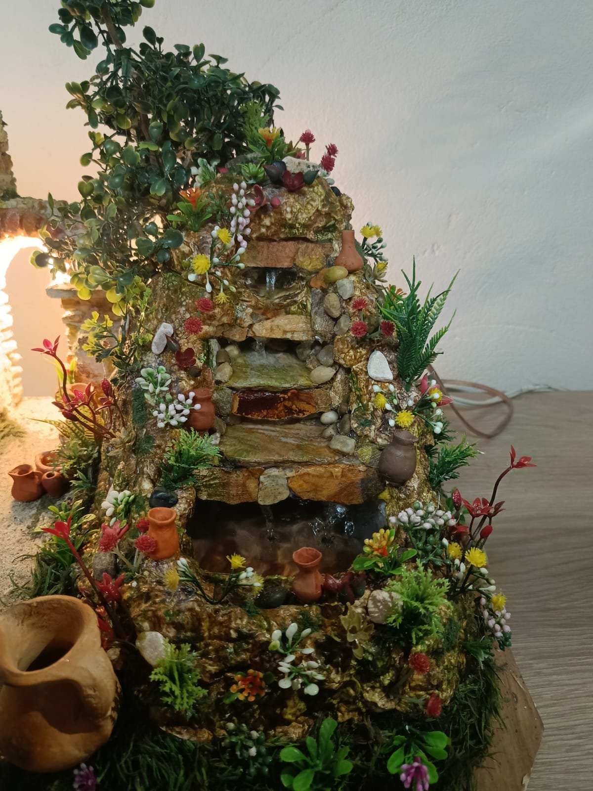 Pesebre con fuente y arco de piedra - Image 3