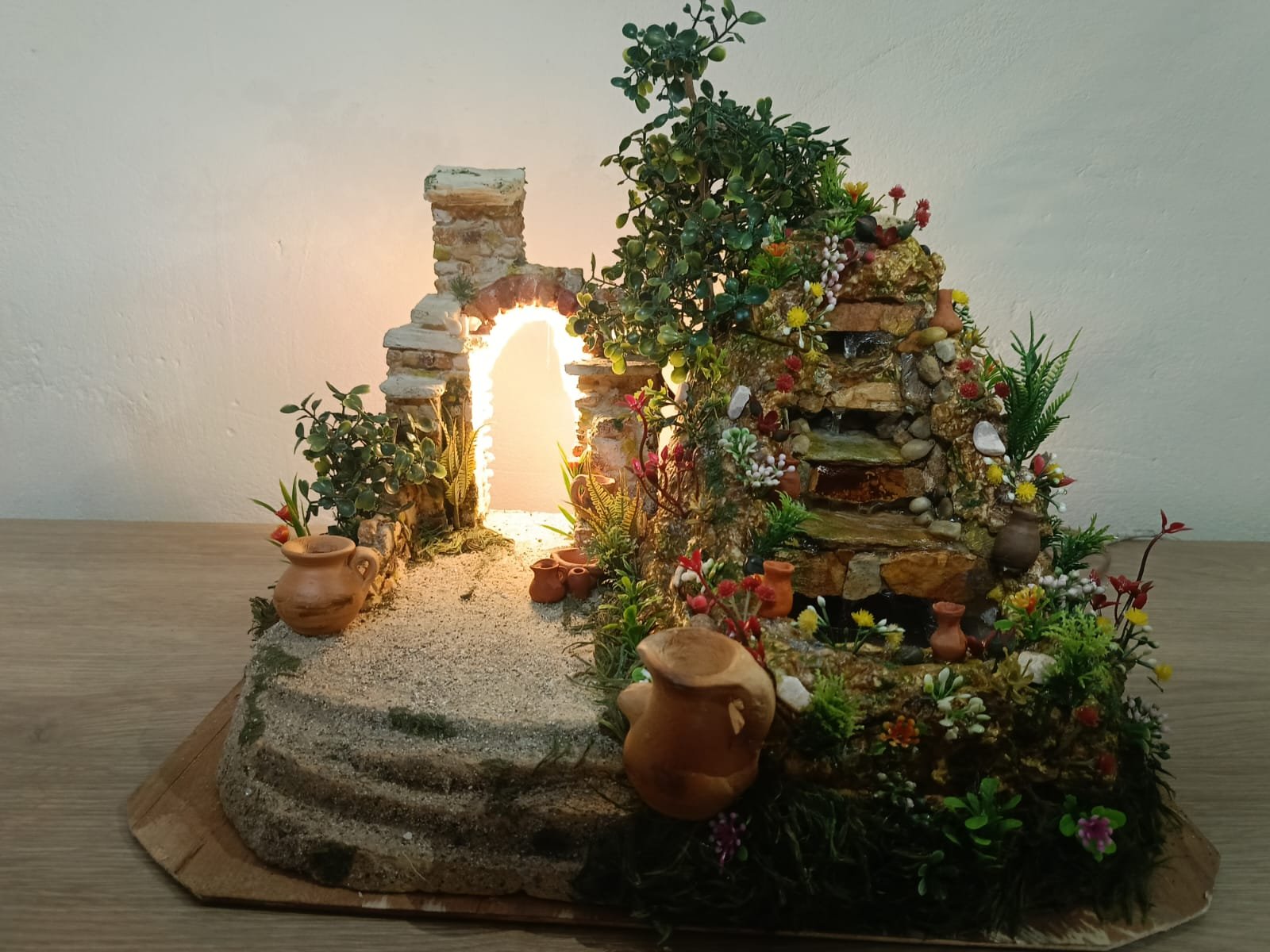 Pesebre con fuente y arco de piedra